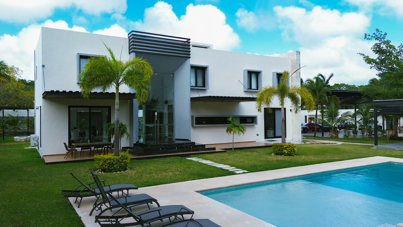 Transcend Clinic's exterior and garden beside the swimming pool