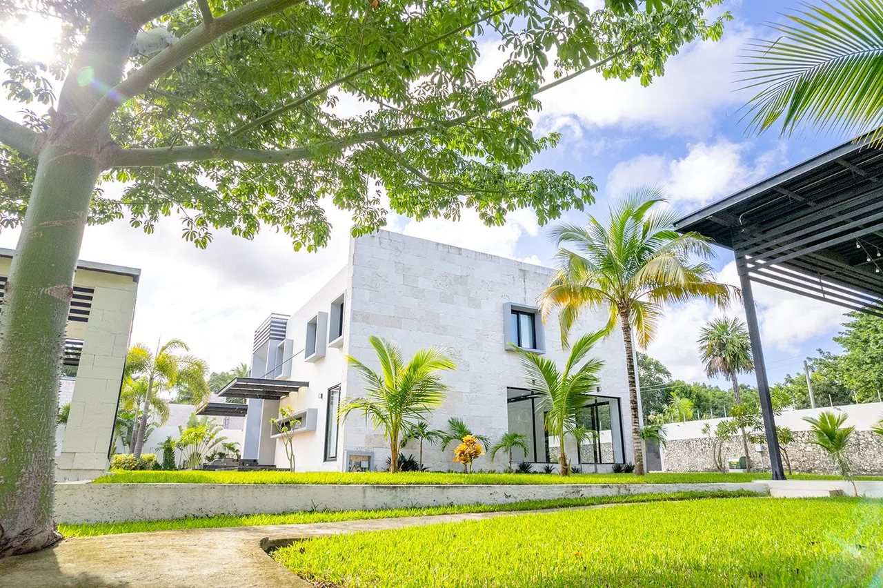 The sunlit gardens and exterior of Transcend Clinic in Cancún